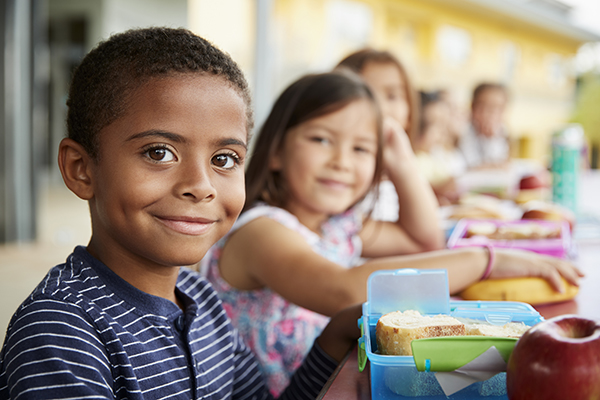 kids eating lunch 2272