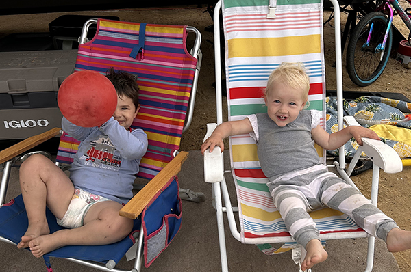 Kids in lawn chairs